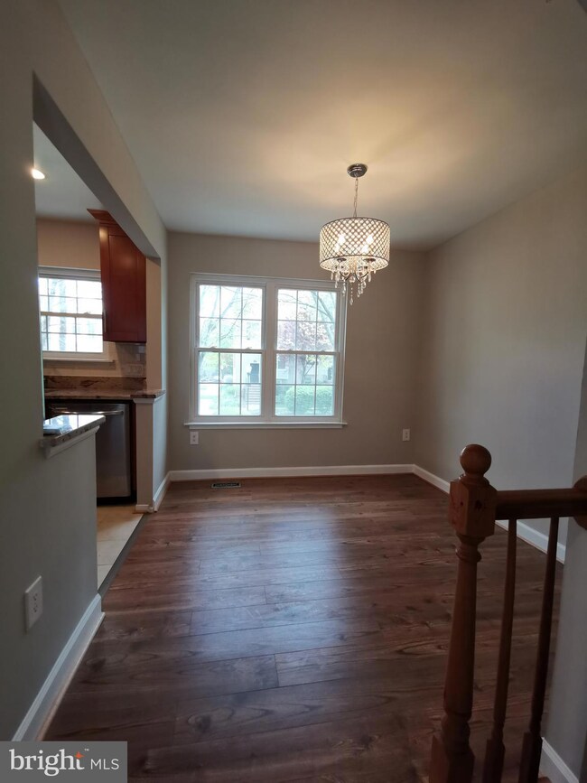 2322 Hunters Square Ct, Reston, VA 20191 - photo 6