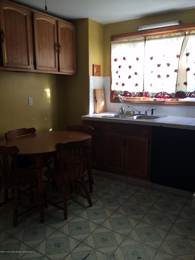 276 Brighton St, Staten Island, NY 10307 - photo 4