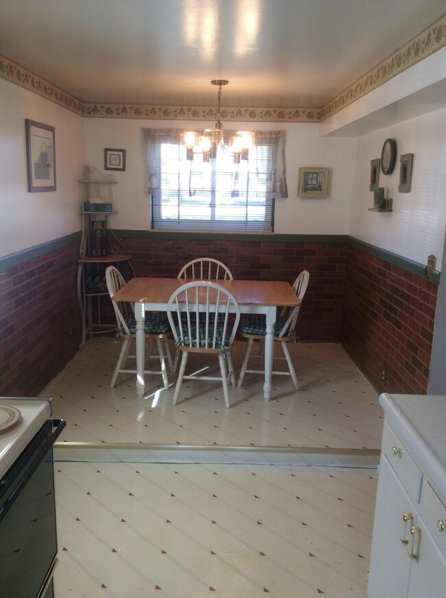Kitchen Eat-in Area