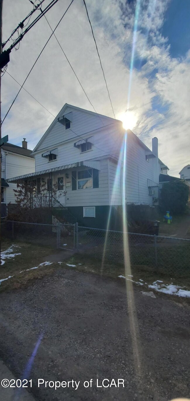 17 Mack St, Wilkes-Barre, PA 18705 - photo 2