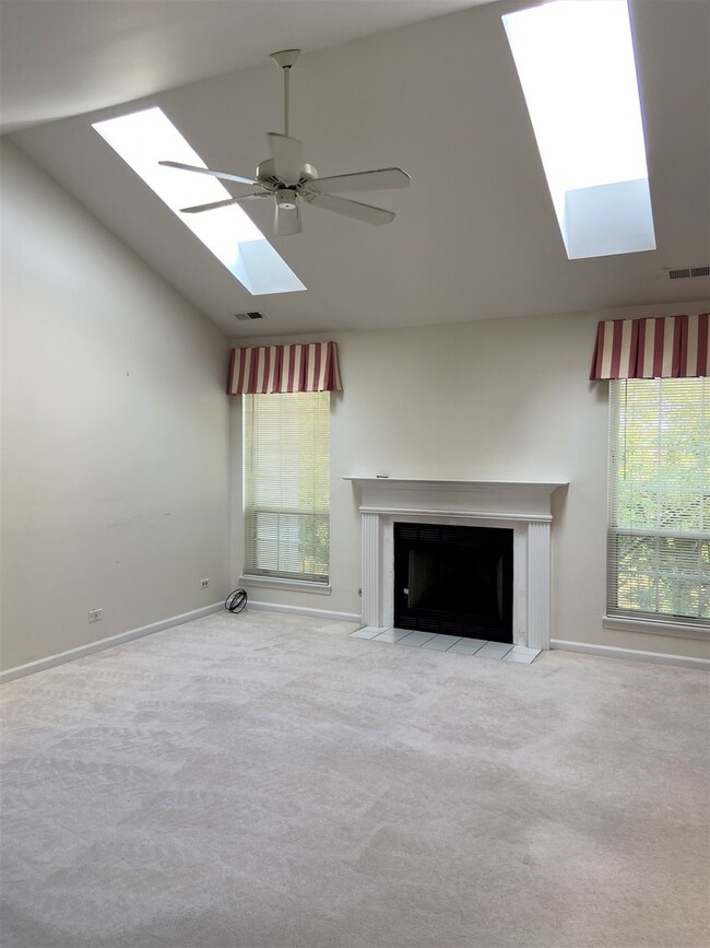 138 Pembroke Cir unit 8BS, Lake Bluff, IL 60044 - photo 4