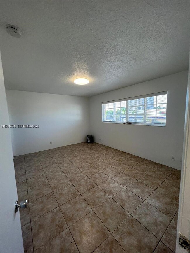 105 NE 12th Ave unit 17, Hallandale Beach, FL 33009 - photo 4