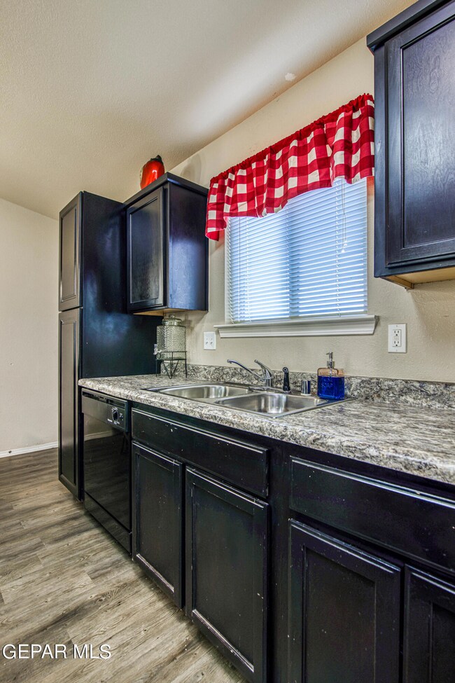 729 Villa Romero Dr, Horizon City, TX 79928 - photo 3