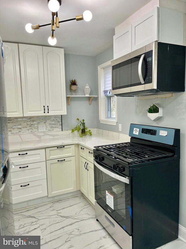 2907 Lawina Rd, Baltimore, MD 21216 - photo 6