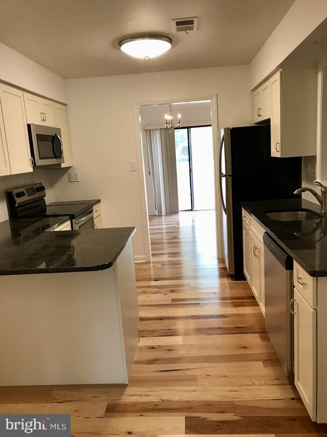 69 Oak Knoll Dr unit I69, Berwyn, PA 19312 - photo 5