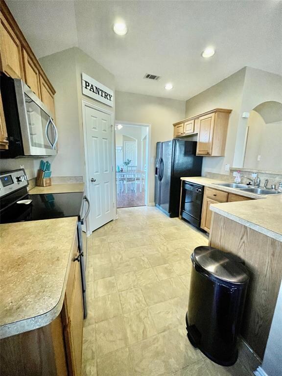 407 Glenwood St, Gainesville, TX 76240 - photo 5