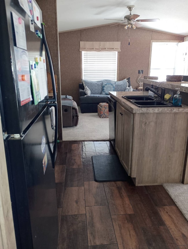 12660 Claremont Cir unit 82, Del Valle, TX 78617 - photo 3