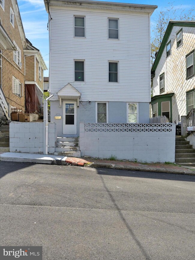 920 E Chestnut St, Shamokin, PA 17872 - photo 2