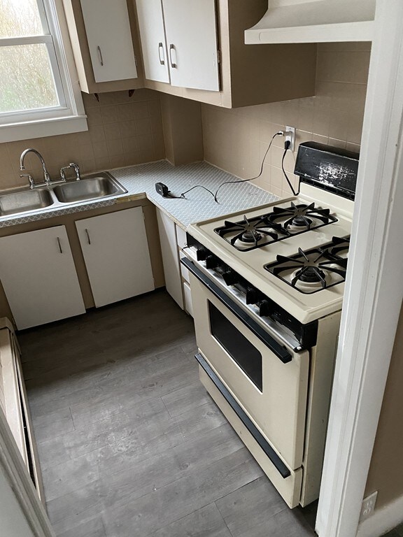 105 Covel St unit 1R, Fall River, MA 02723 - photo 3