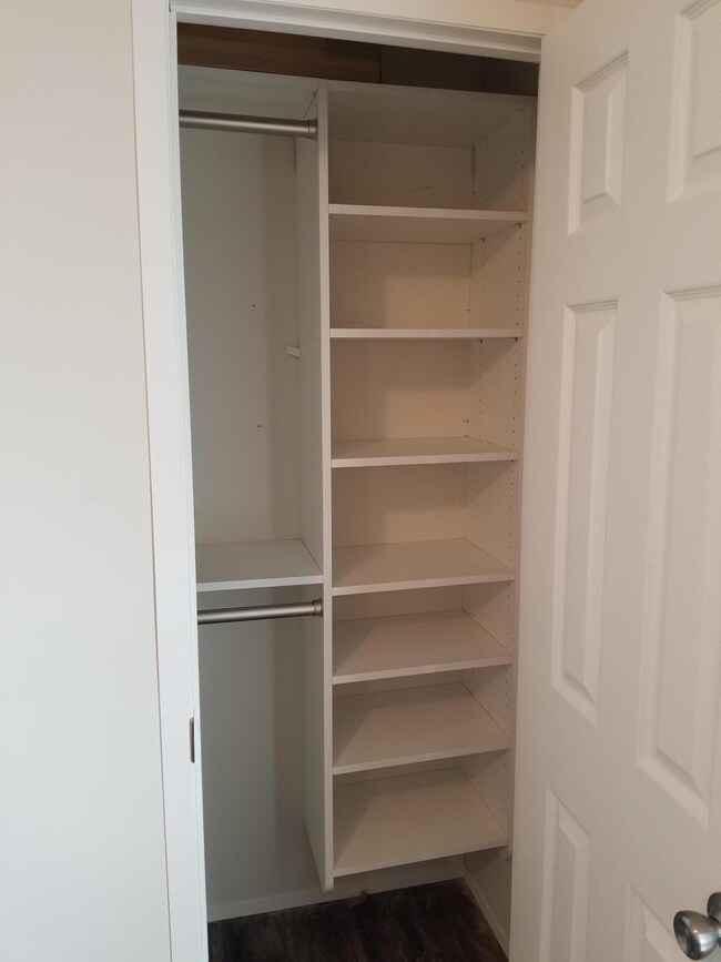 4716 Wooddale Dr, Davenport, IA 52806 - photo 6