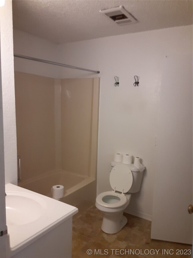 1102 N Willow Dr, Claremore, OK 74017 - photo 5