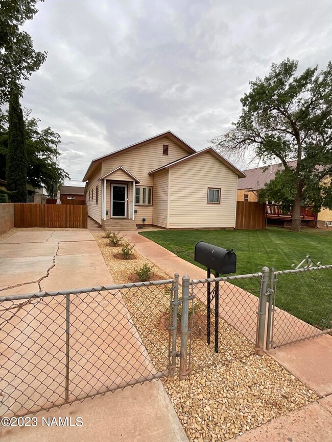 517 W Hillview St, Winslow, AZ 86047 - photo 5