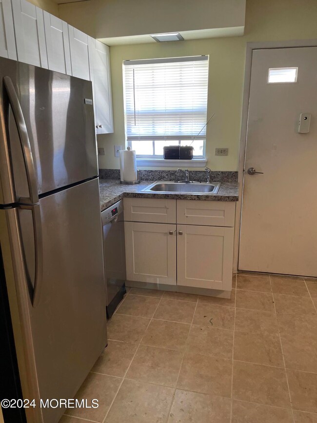 Opposite wall in Kitchen