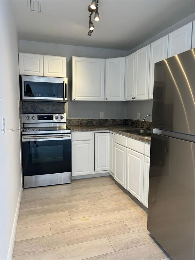 410 SE 4th Ave unit 4, Hallandale Beach, FL 33009 - photo 2