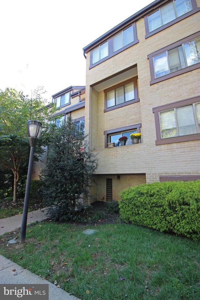 1662 Parkcrest Cir unit 400, Reston, VA 20190 - photo 2