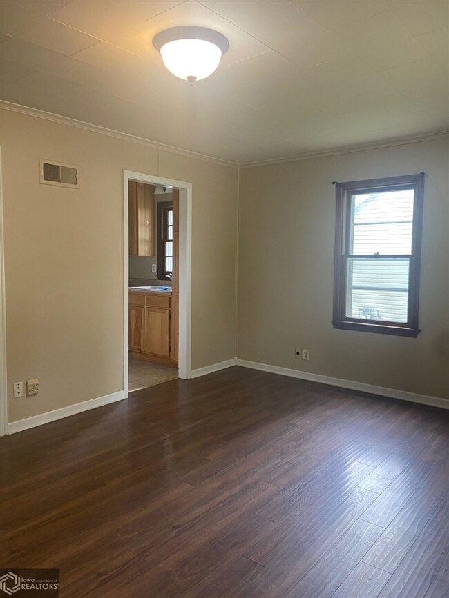 209 W Nishna Rd, Shenandoah, IA 51601 - photo 4