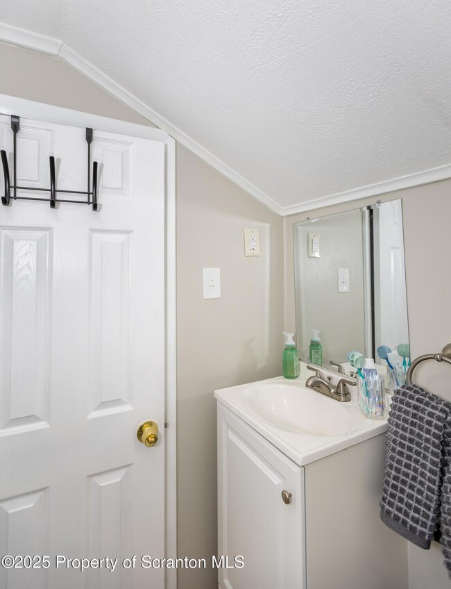 969 Throop St, Dunmore, PA 18512 - photo 6