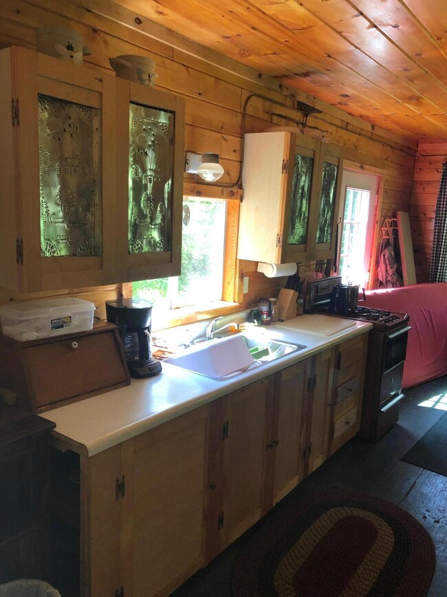Kitchen Counter II (Hunt Russell Pond)