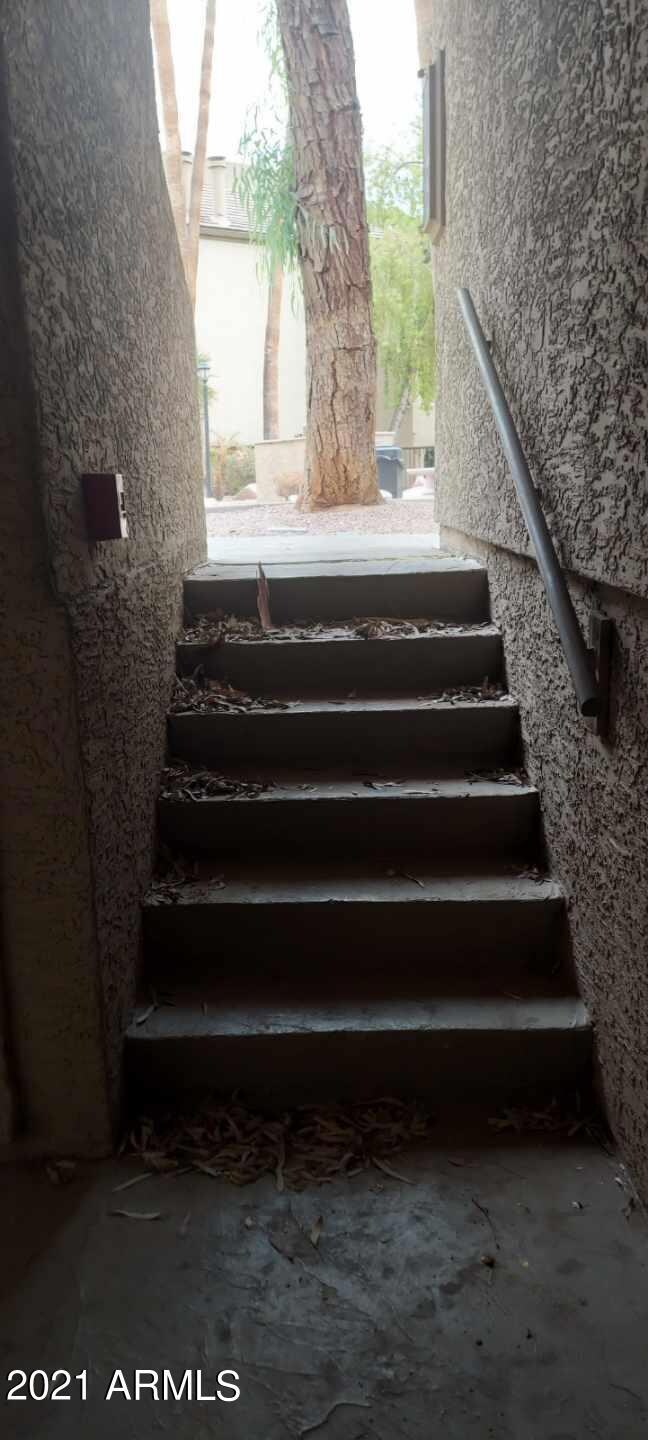 118 FRNT DOOR STAIRS