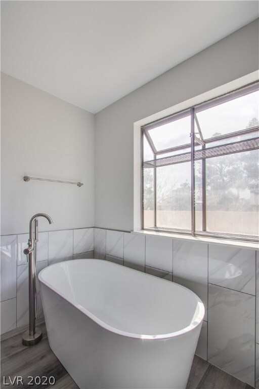 Contemporary Freestanding Spa like Tub w/ LUXURY F
