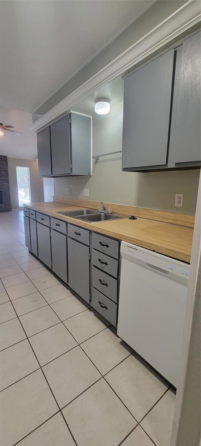 604 Lost Springs Ct unit B, Arlington, TX 76012 - photo 6