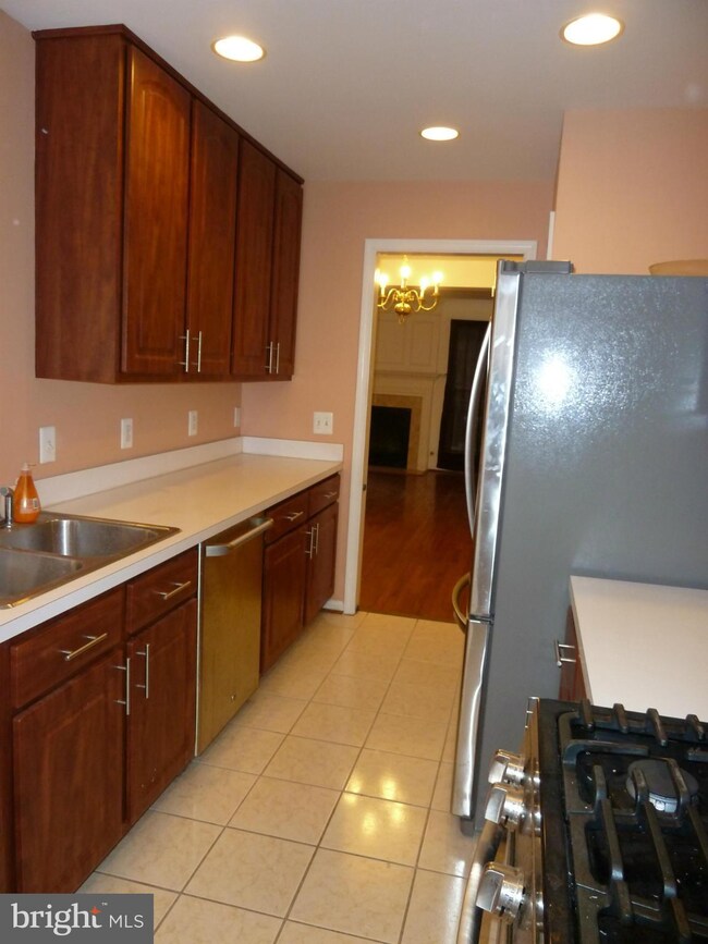 1209 Cypress Tree Place, Herndon, VA 20170 - photo 2