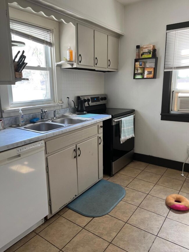 1118 W 8th St, Cedar Falls, IA 50613 - photo 5