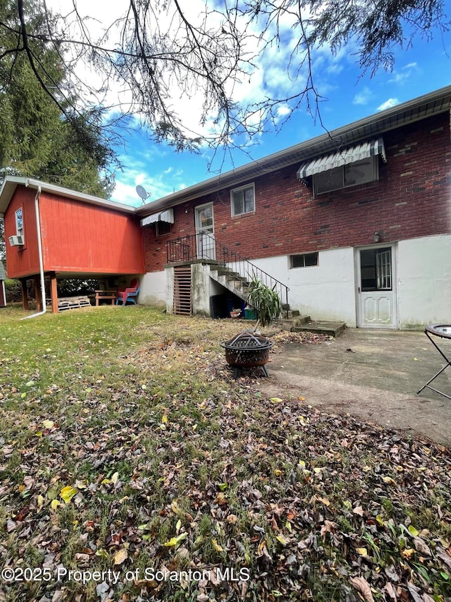 811 Hill St, Throop, PA 18512 - photo 5