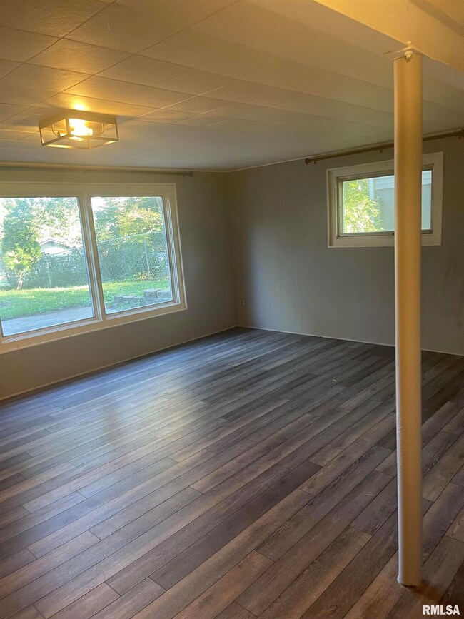 1527 14th St, Bettendorf, IA 52722 - photo 6