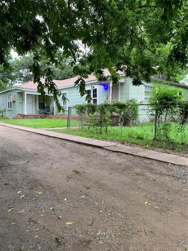 612 N Walnut St, Sherman, TX 75090 - photo 4