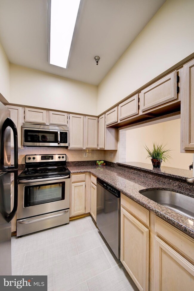 The Charleston unit PH07, Arlington, VA 22201 - photo 4