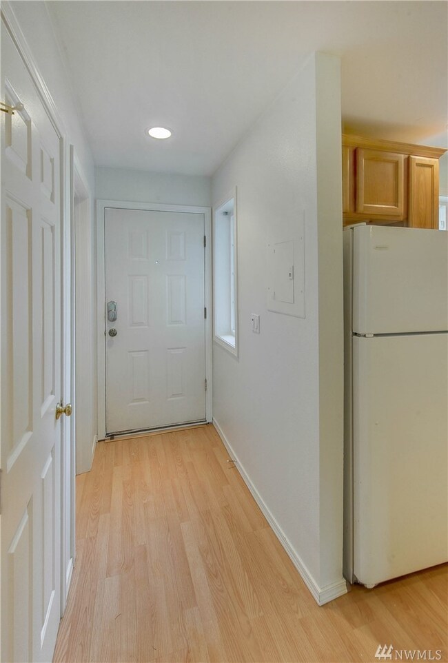 11708 Admiralty Way unit G, Everett, WA 98204 - photo 2