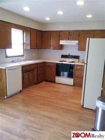You will enjoy eating and cooking in this U-shaped kitchen.  Eating in has never been so much fun!