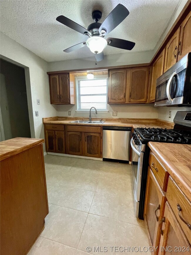 1365 E 144th St, Glenpool, OK 74033 - photo 3