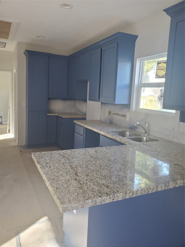 904 W Sealy St unit A-B, Alvin, TX 77511 - photo 4