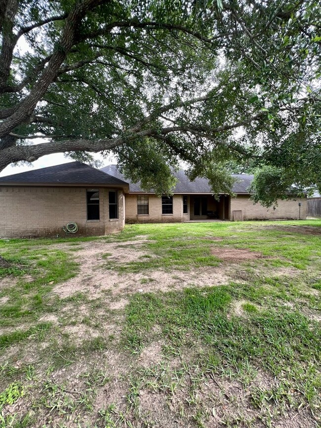 4105 Holly Glen Dr, Bay City, TX 77414 - photo 4
