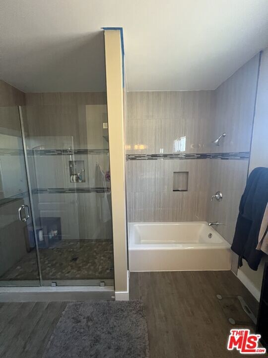 1st Room shower/tub