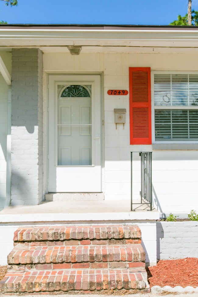 7049 Holiday Rd N, Jacksonville, FL 32216 - photo 3