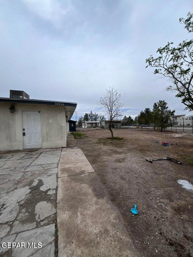 10216 Celedon Cir unit B, Socorro, TX 79927 - photo 2