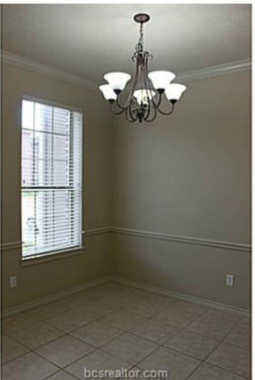 Unfurnished room featuring crown molding, a chandelier, and light tile patterned floors