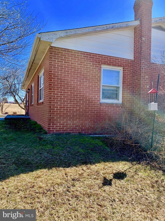 909 Huttle Rd, Middletown, VA 22645 - photo 2