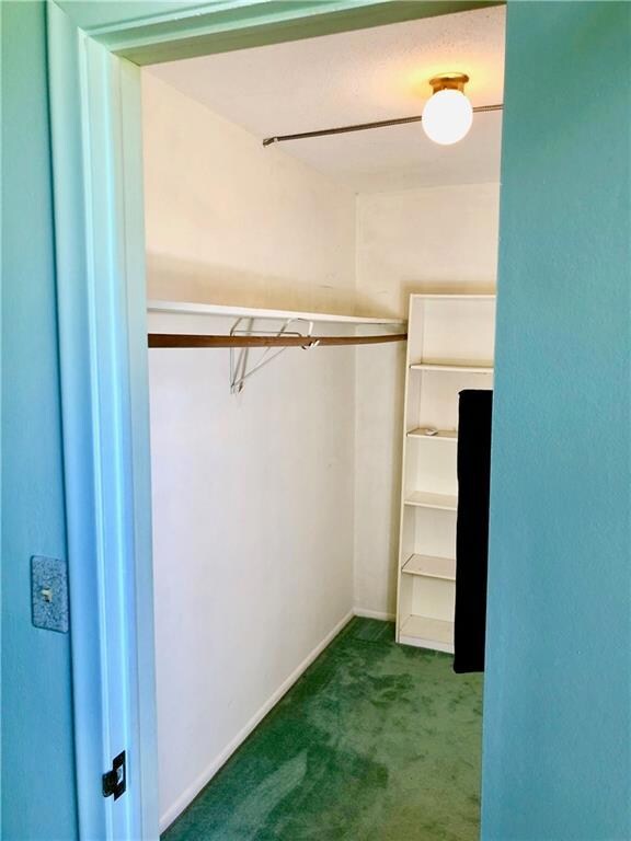MASTER WALK-IN CLOSET