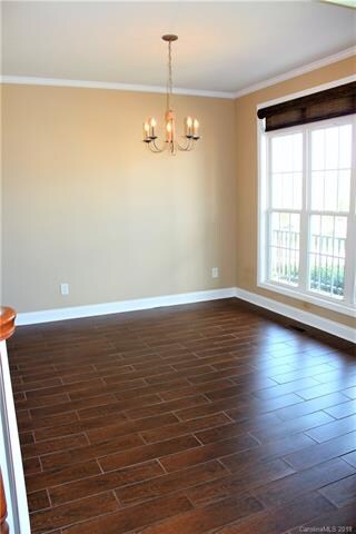 Beautiful dining room with lots of light!