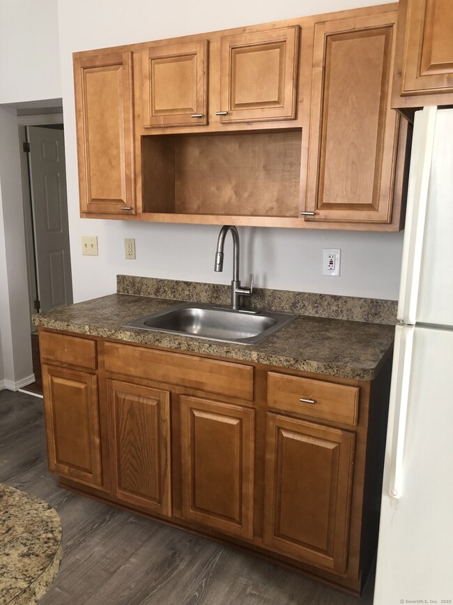 263 Martin St unit 2 (Second floor), Hartford, CT 06120 - photo 2