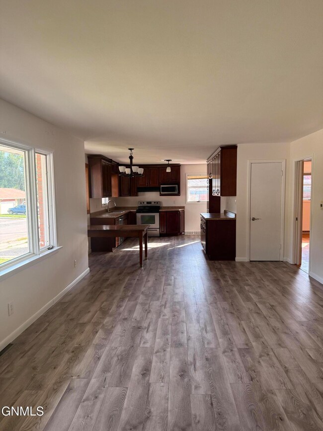 1105 6th St NW, Mandan, ND 58554 - photo 6