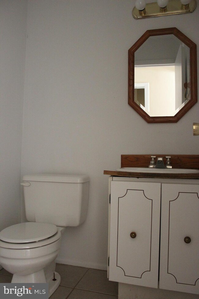 8926 Shamrock Ct, Springfield, VA 22152 - photo 5