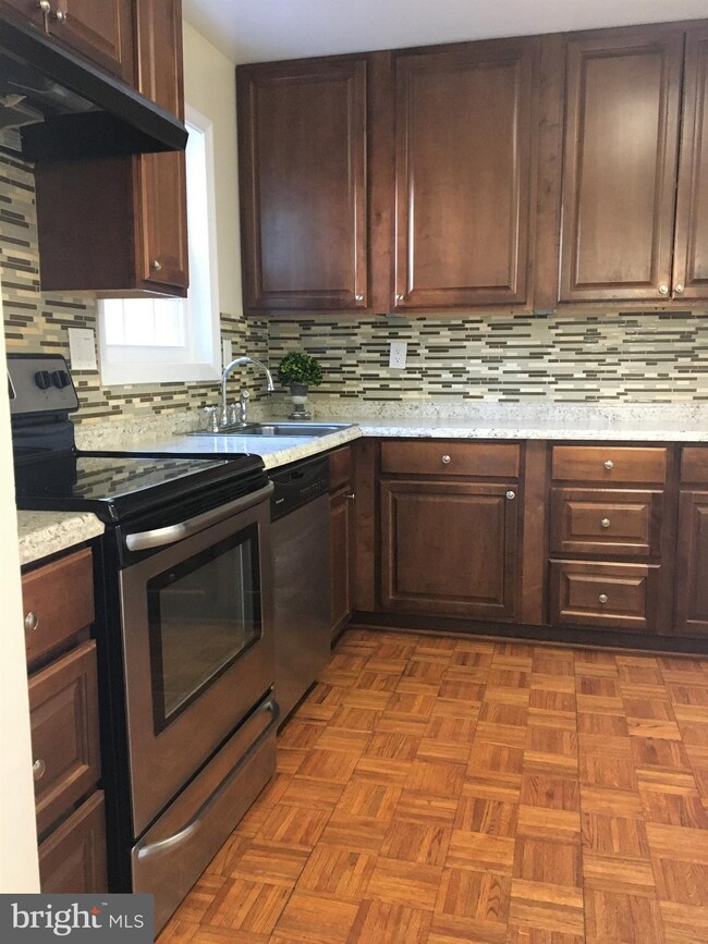 6009 Sweet Dale Ct, Springfield, VA 22152 - photo 5