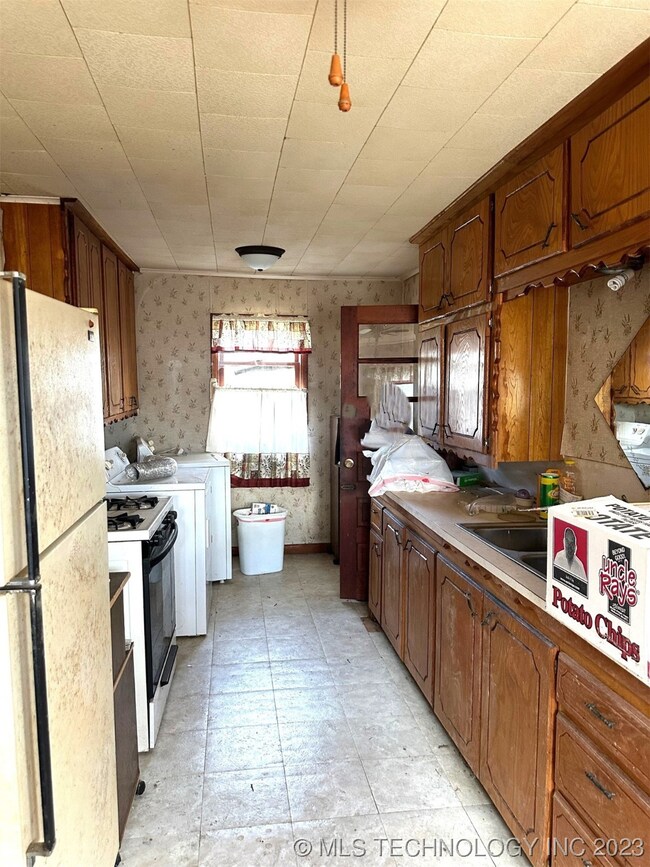 312 E Orange, Henryetta, OK 74437 - photo 5