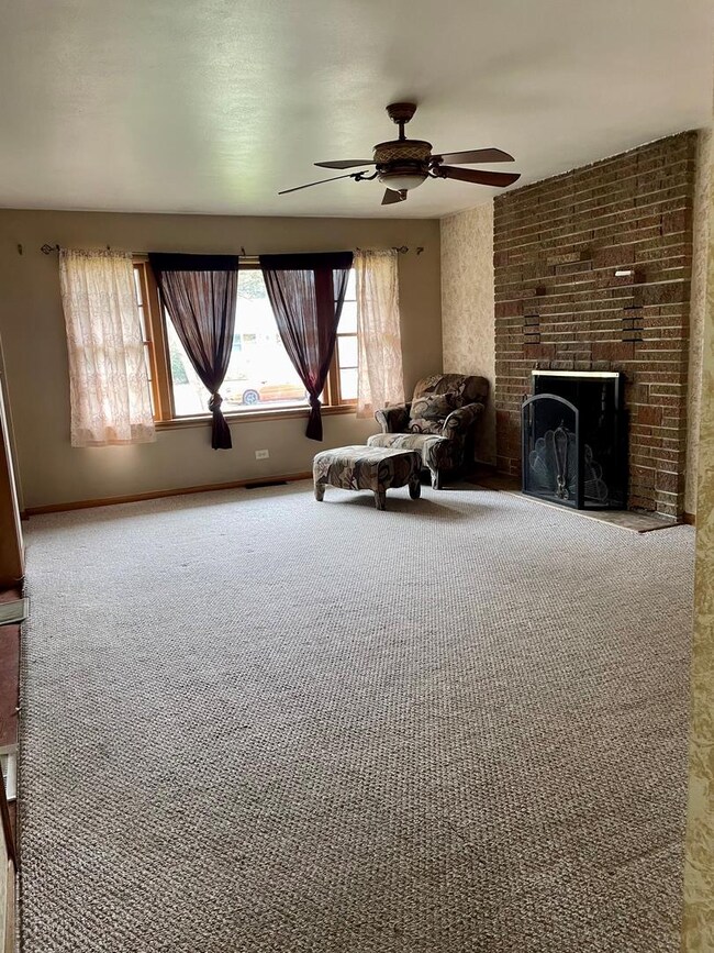 136 N Gretta Ave, Waukegan, IL 60085 - photo 7