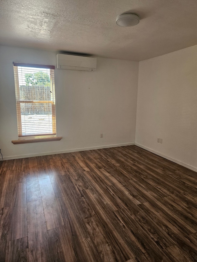 2 bedrooms that look the same with Mini splits.